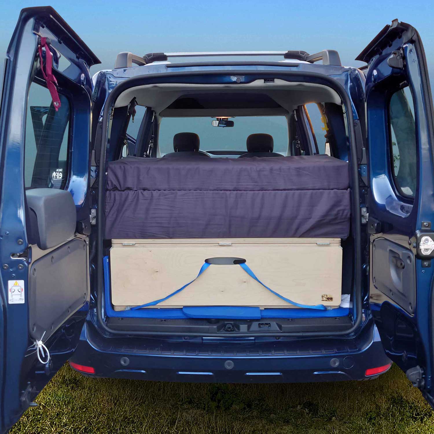 Zusammengeklappte Dacia Dokker Matratze 110×190 cm – Platzsparende Campingmatratze mit Stauraumbox